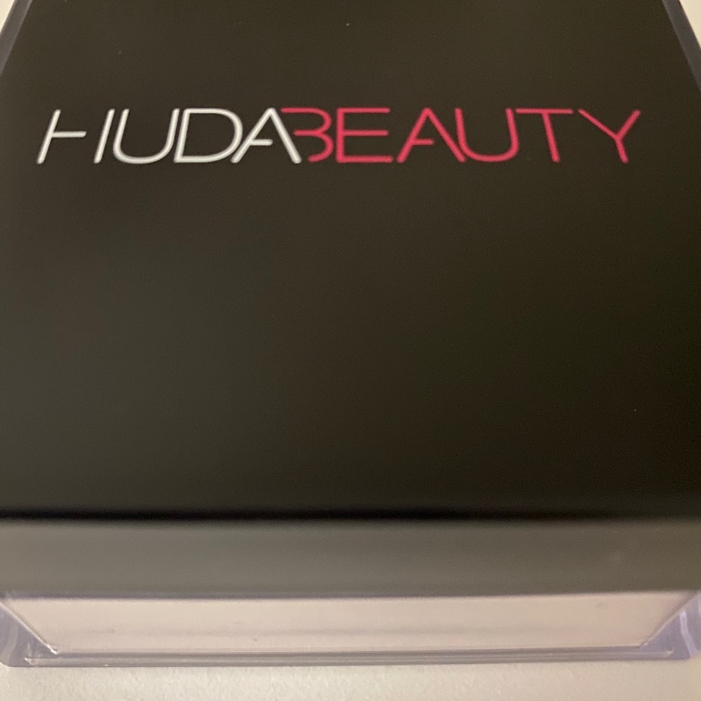 Huda Beauty setting powder